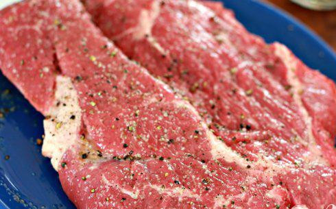 1. Этап. Говядина с черникой и грибами: 1. Полить оливковым маслом говядину и хорошо приправить солью и перцем. Разогреть духовку до 135 градусов. Нагреть большую кастрюлю на сильном огне. Добавить 2-3 столовые ложки оливкового масла. Крупно нарезать грибы. Измельчить чеснок. Разрезать две луковицы на 4 части и нарезать морковь.