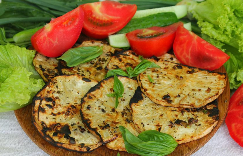 1. Этап. Сельдерей на гриле: Сельдерей готов. Подаем с овощами и зеленью, как дополнение к основному блюду. Приятного аппетита!