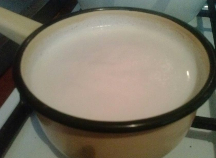 1. Этап. Йогурт в йогуртнице Сатурн: 2. На один пакет молока (900мл) нам понадобится 1 пакетик закваски (ее можно купить в любой аптеке). Теперь еще один спорный вопрос: кипятить молоко или нет? Я советую кипятить (если это домашнее молоко), после чего остудить его до 30 градусов, чтобы не погибли живые бактерии. Пастеризованное молоко просто нагревайте до температуры 30 градусов.