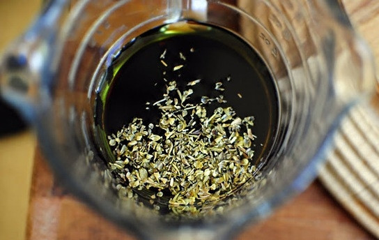 1. Этап. Салат греческий с бальзамическим уксусом: Бальзамический уксус смешаем с маслом, солью, перцем и сушеными орегано.