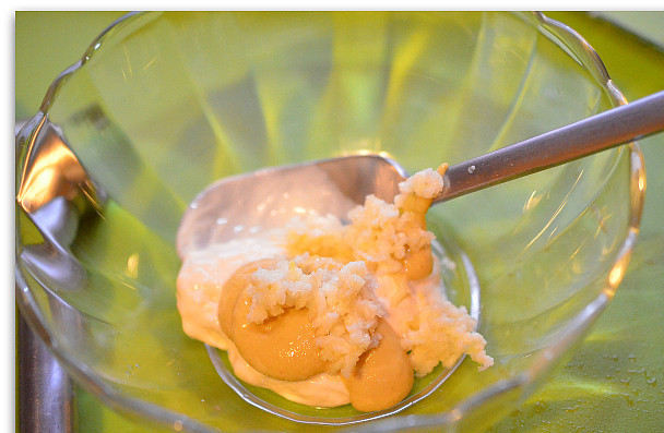 1. Этап. Свиные рулетики с сыром: Смешиваем измельченный чеснок, горчицу и майонез.