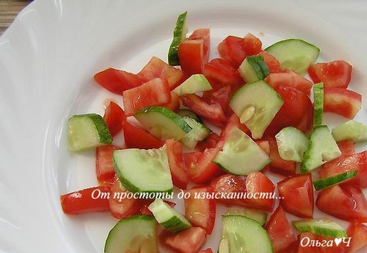 1. Этап. Овощной салат с кальмарами: Очищенного кальмара опустите в кипящую подсоленную воду, варите 2 минуты, остудите. Нарежьте огурец и помидор, разложите по тарелкам.