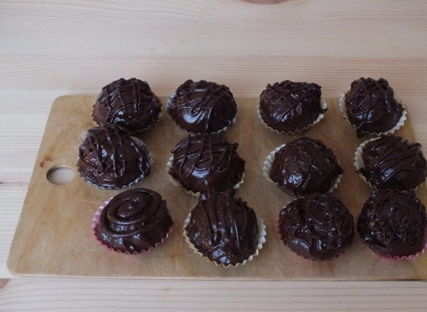 1. Этап. Конфеты Сладкий орешек: Переложите на фольгу или бумажные формочки.