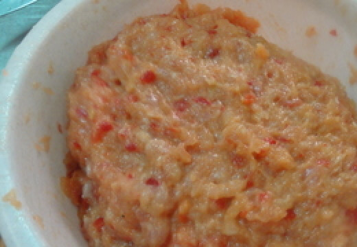 1. Этап. Куриные биточки: Хорошенько вымешиваем и отбиваем фарш.