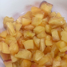 1. Этап. Творожный торт с нектаринами: Для творожно-ягодного слоя ягоду помыть, дать стечь воде и нарезать мелкими кубиками. Желатин замочить в холодной кипяченой воде (200 мл). Творог (протереть или пробить блендером), сахар, ванильный сахар, цедру целого лимона и сок половины этого же лимона смешать в блендере.