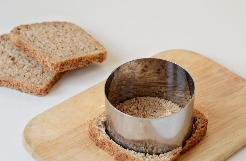 1. Этап. Канапе с киви: С помощью кулинарного кольца вырежьте из хлеба кружочки.