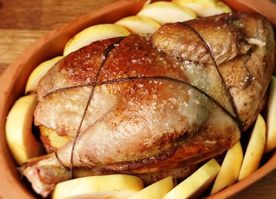 1. Этап. Петух в вине: Укладываем в форму для запекания нашего петуха. Свободные места заполняем кусочками свежей айвы - надо сделать так, чтобы петух был плотно сжат айвой или стенками формы для запекания со всех сторон.