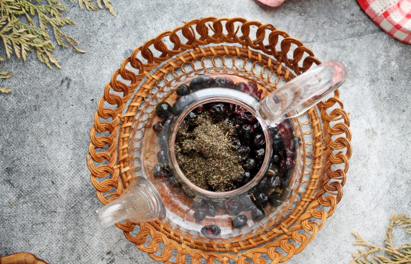 1. Этап. Чай из черноплодной рябины: Добавьте в чайник зеленый чай.