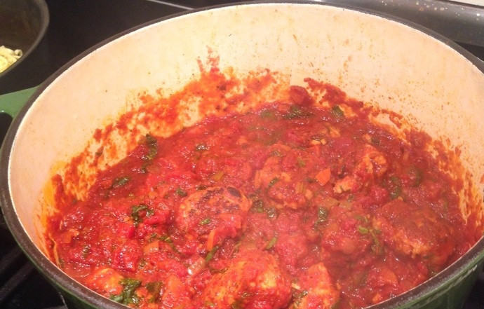 1. Этап. Фрикадельки из индюшиного фарша: 7. Обжаренные фрикадельки выложите в соус, который готовите на плите. Аккуратно перемешайте и тушите еще 10-15 минут.