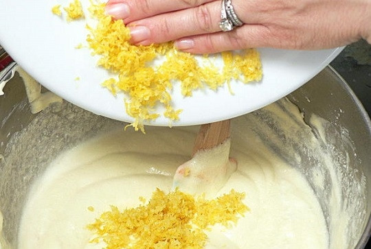 1. Этап. Лимонный пирог на сметане: 7. Для более насыщенного вкуса и аромата добавьте также цедру.