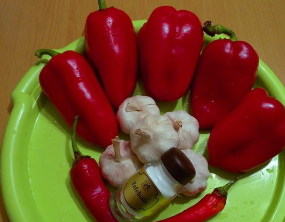 1. Этап. Таиландский соус: Из сладкого перца удалить все семечки и подложку, нарезать кубиками. Чили и острый перец тоже очистить, удалить семечки и крупно нарубить. Чеснок почистить и разделить зубчики напополам.