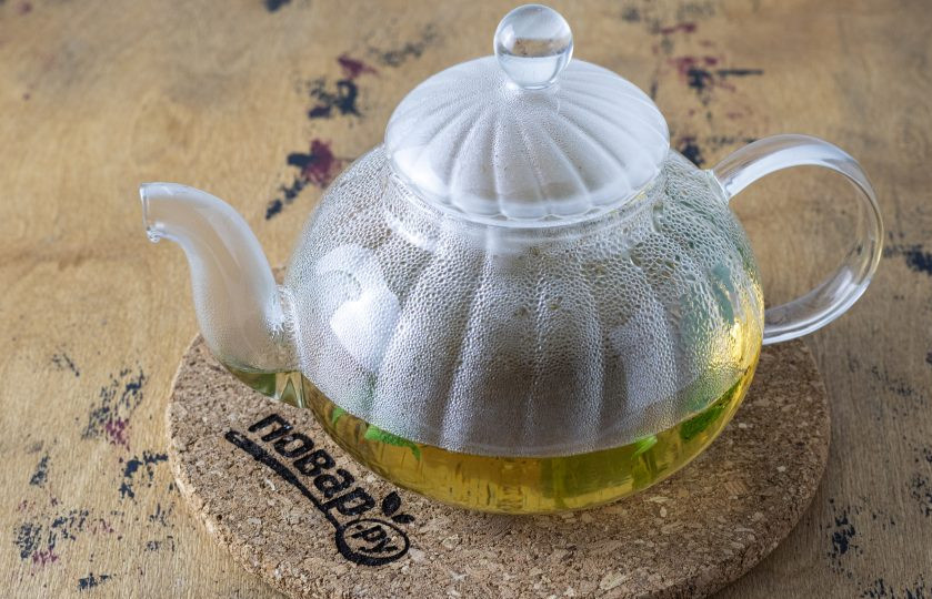 1. Этап. Чай из зверобоя: Влейте кипяток. Настаивайте чай 10-15 минут.