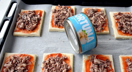 1. Этап. Слойки с консервированным тунцом: Выкладываем на тесто консервированный тунец, предварительно слив лишнюю заливку из баночки.