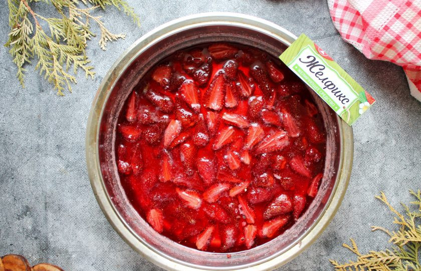 1. Этап. Варенье из клубники с розовым перцем: Оставшийся сахар смешайте с желфиксом, высыпьте в варенье, перемешайте и варите в течение 3-5 минут после закипания. Затем снимите с огня.