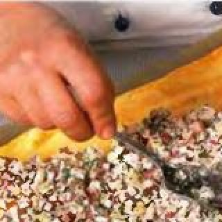 1. Этап. Рулет крабовый: Начинку уложить на остывшее суфле. Разровнять её так, чтобы она ровным слоем покрыла суфле, не доходя до краев пары см.