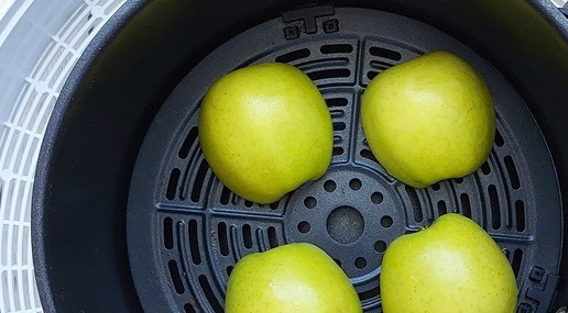 1. Этап. Запеченные яблоки с фаршем индейки: Сначала займемся подготовкой яблок. Вымытые и высушенные плоды разрезать пополам вдоль семенной коробочки и запечь удобным способом до полуготовности. Я это делаю в аэрогриле при Т 180° 10 минут.