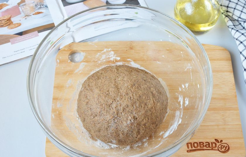 1. Этап. Рецепт хлеба с солодом: Замесите упругий колобочек, но много муки не добавляйте, как только тесто перестало липнуть к рукам, значит достаточно. Накройте миску пленкой. Поставьте в самое теплое место на 1,5 часа.