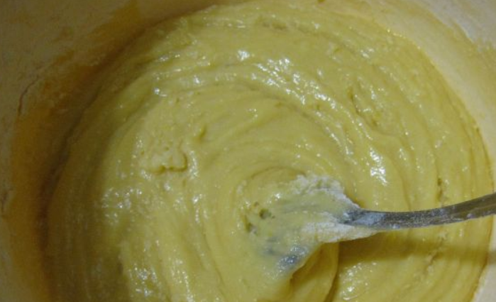 1. Этап. Бисквитное тесто со сметаной: Медленно перемешиваем массу ложкой.