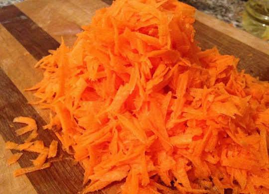 1. Этап. Маринованные голубцы с морковкой: 3. Параллельно очистите и натрите на терке морковь.