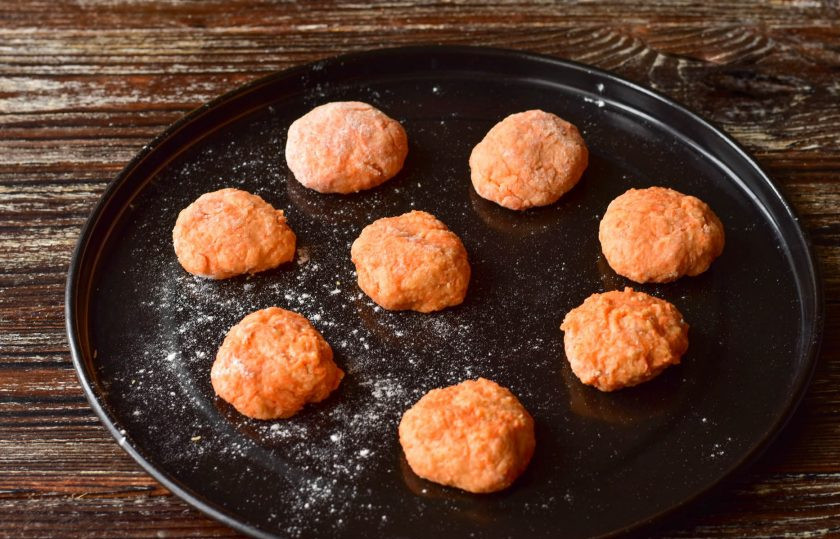 1. Этап. Морковные пряники: Сформируйте пряники и выложите их на противень.