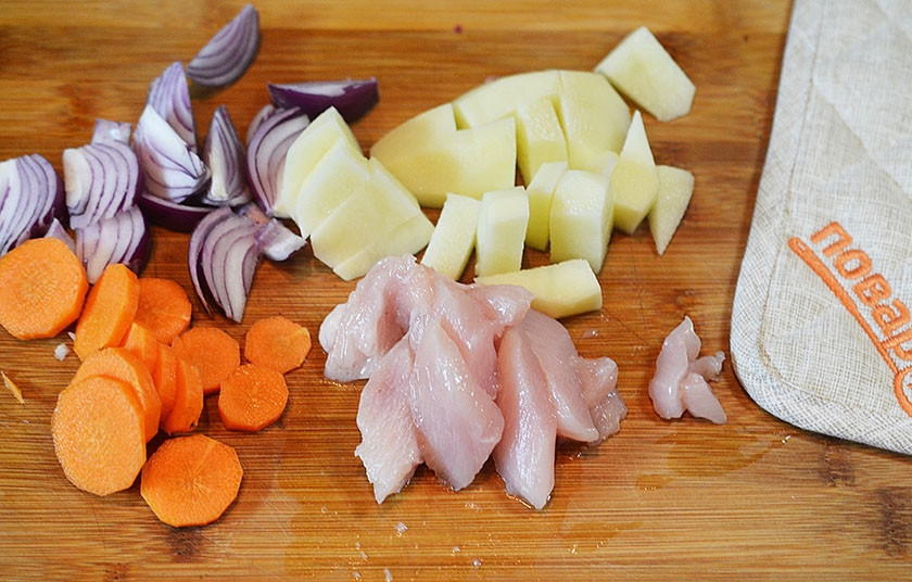 1. Этап. Рагу по-японски Никудзяга: Лук нарежьте перьями, картошку — кубиками, морковь — кружками, куриную грудку — произвольно.