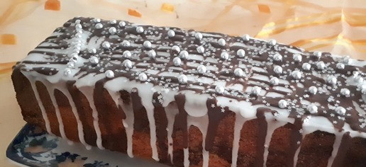 1. Этап. Мраморный кекс: Украшаем! Можно просто сахарной пудрой посыпать, можно залить любимой глазурью. Я развела сахарную пудру (130 г) горячей водой до консистенции насыщенного молочного цвета и чтобы была тягучая масса, и нанесла на кекс. Отдельно пару долек шоколада расплавила в микроволновке с каплей растительного масла и полила хаотично из кулёчка. И в помощь всякие кондитерские посыпки)))