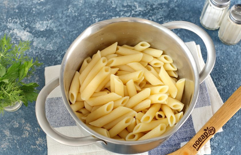 1. Этап. Паста Сальмоне: В кипящей подсоленной воде отварите пасту до состояния «аль денте». Точное время приготовления пасты уточняйте на упаковке и отнимайте от него 2 минуты. Макароны можно взять любые, главное, чтобы они были из твердых сортов и в процессе не разбухли.