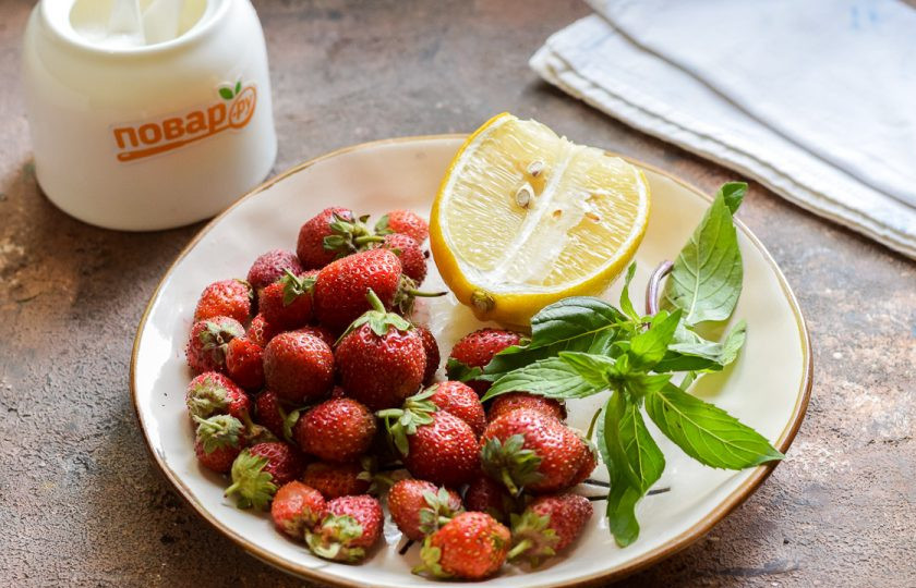 1. Этап. Компот из клубники Мохито на зиму: Подготовьте клубнику, мяту и лимон.