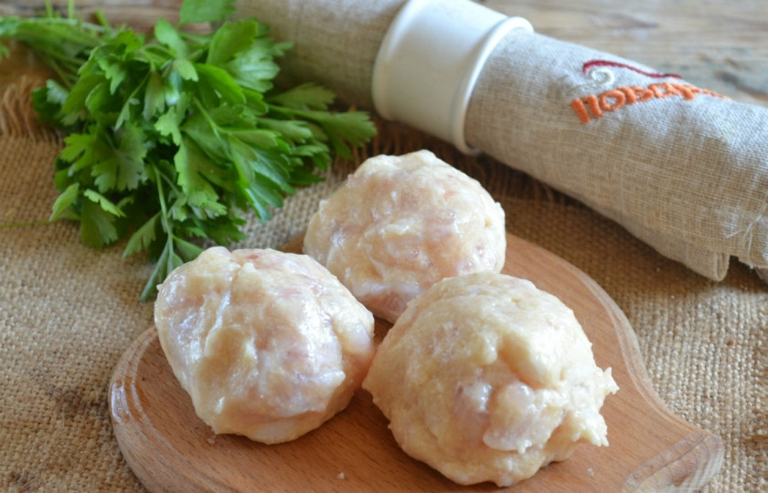 1. Этап. Рыбные тефтели в мультиварке: Сформируйте небольшие шарики.