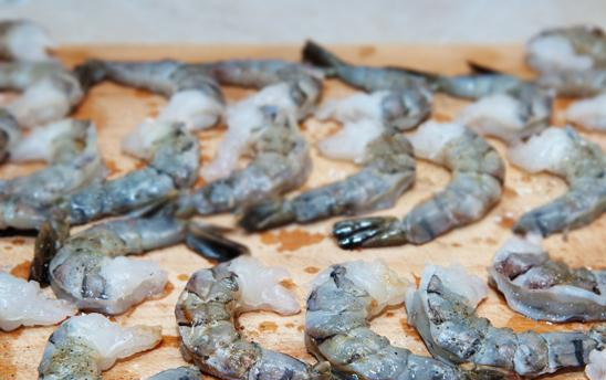 1. Этап. Креветки с пармезаном: Начинаем с самого муторного - нужно почистить креветки. Удаляем вену и панцири, хвостики при желании можно оставить. Солим, перчим и сбрызгиваем лимонным соком.