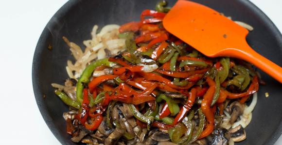 1. Этап. Бутерброды с грибами и перцем: Затем все соединить на сковороде и жарить до готовности.