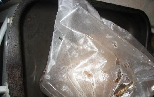 1. Этап. Грудка индейки в рукаве в духовке: Где-то через 12 часов переложите грудку в рукав, закрепите его. Уберите в духовку, разогретую до 180 градусах.