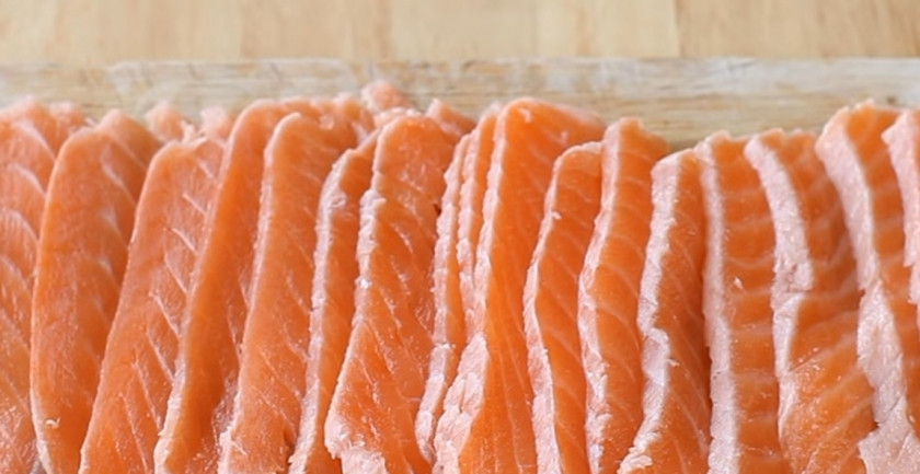 1. Этап. Суши по-русски из красной рыбы: 3. Нарежьте семгу (я ее предварительно замариновала) тонкими пластинками.