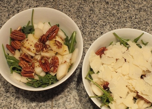 1. Этап. Салат с сыром Пармезан: Поливаем салат соусом и посыпаем пармезаном.