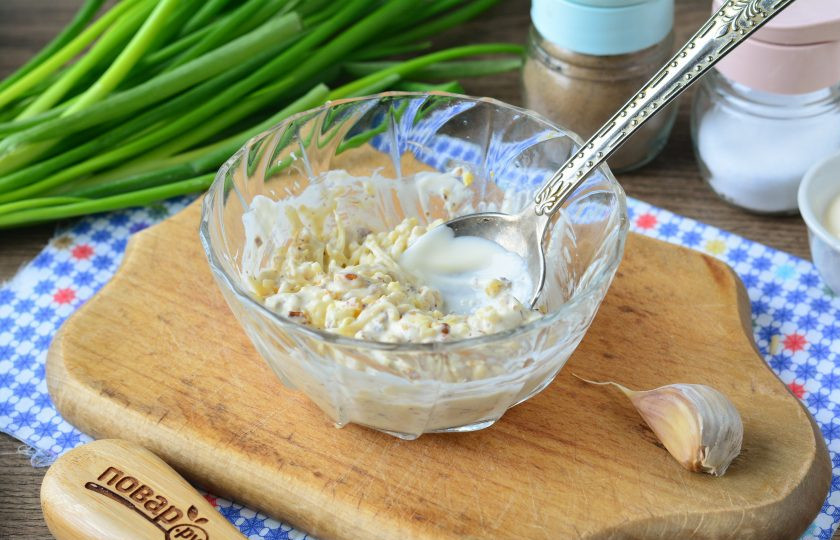 1. Этап. Яйца фаршированные орехами: Посолите и поперчите, перемешайте хорошенько.