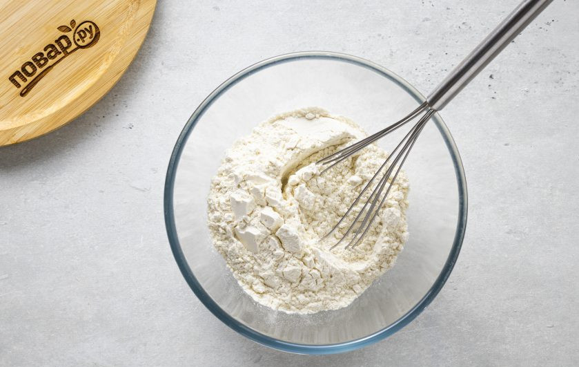 1. Этап. Вегетарианский пирог с вишней: Смешайте в глубокой миске муку и соль.