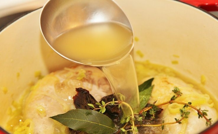 1. Этап. Луковый суп с курицей: Затем к курице и луку добавляем нарезанный чернослив (предварительно запаренный), лавровый лист, веточки тимьяна. Заливаем бульоном.