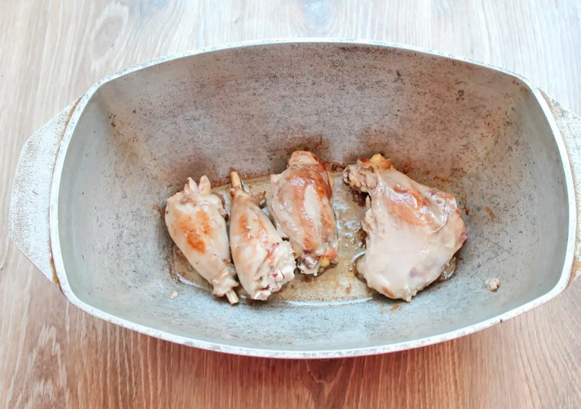 1. Этап. Солянка с кроликом: Мясо кролика разделите на кусочки. В казан или утятницу как у меня налейте масло и разогрейте. Обжарьте мясо на среднем огне до золотистой корочки, примерно 5-7 минут.