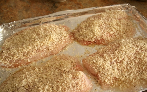 1. Этап. Запеченное филе тилапии в панировке: 3. Смажьте филе маслом и присыпьте сухарями. Слегка прижмите руками, чтобы плотно держалась панировка на рыбке. Отправьте в разогретую до 200 градусов духовку.