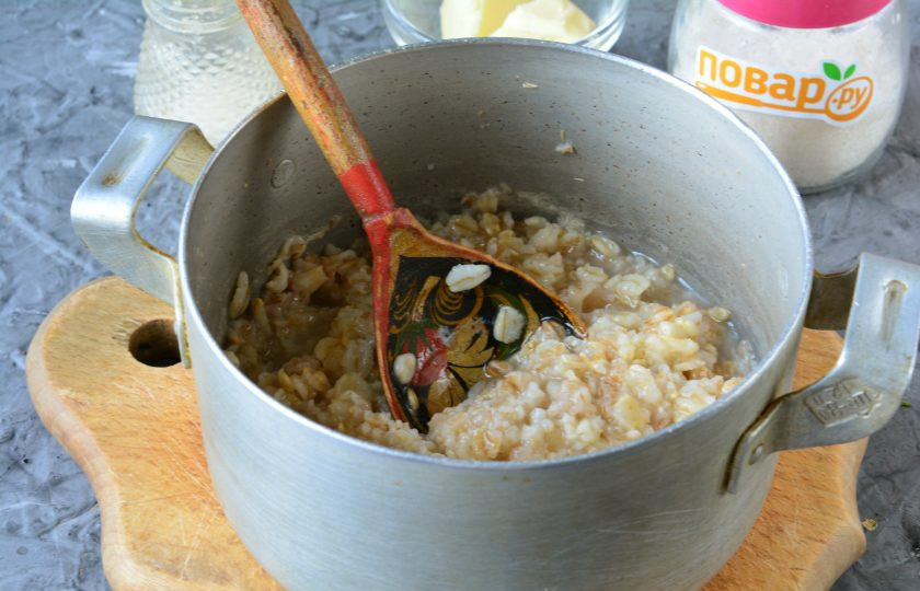 1. Этап. Овсяная каша с дыней: Варите кашу 5 минут до загустения.