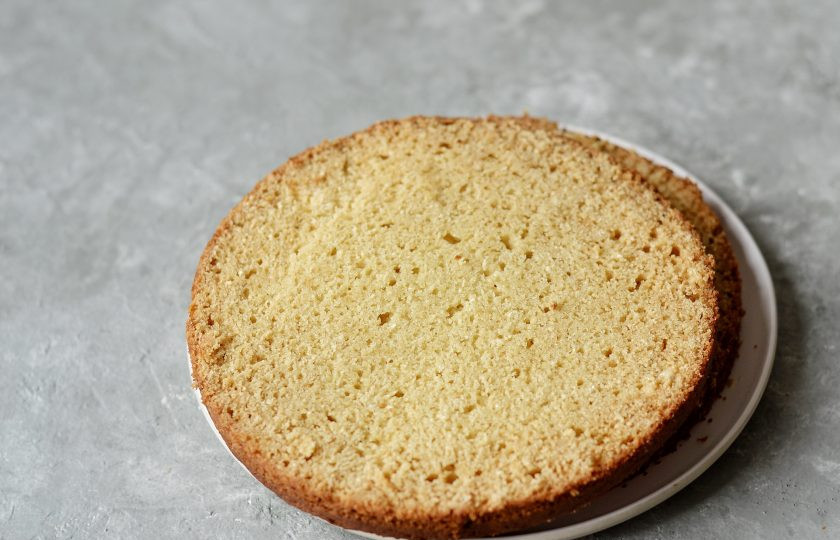 1. Этап. Торт из кокосовой муки: Далее разрежьте бисквит пополам.