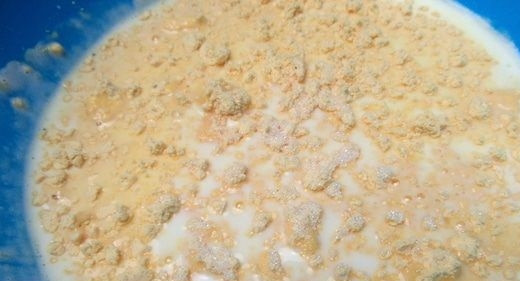 1. Этап. Блины с крабовым припеком: Добавьте к молоку и яичному порошку соль и сахарный песок.