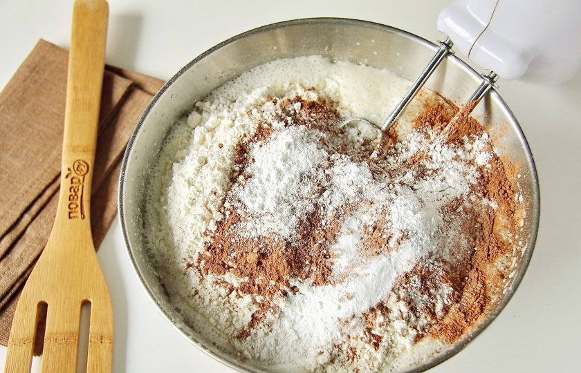 1. Этап. Шоколадный кекс на кефире: Добавьте просеянную муку, какао и разрыхлитель.