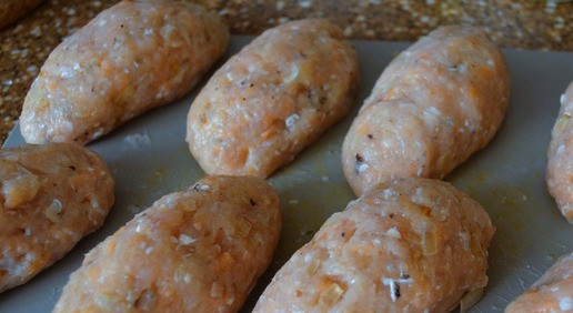 1. Этап. Рыбные котлеты с творожно-сливочной начинкой: Таким образом сформовать все заготовки.