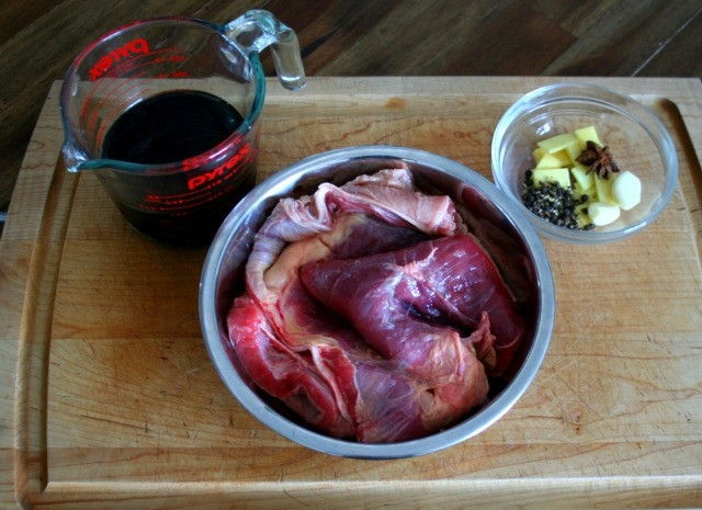 1. Этап. Тушенная в соевом соусе говядина: 1. Вымойте и обсушите мясо, очистите чеснок и имбирь, подготовьте остальные специи. В кастрюле с толстым дном или сковороде с высокими бортами чуть растопите сахар, чтобы он карамелизировался.