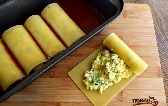1. Этап. Рулеты из лазаньи: 3. Выложите начинку на лист лазаньи и сверните его рулетиком.