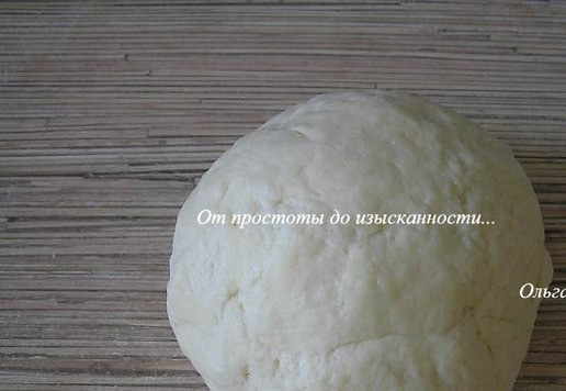 1. Этап. Творожный пирог с клубникой: Замесите тесто, затем уберите в холодильник на 30 минут.