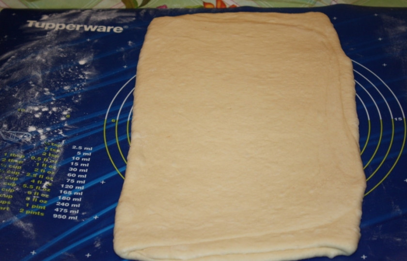 1. Этап. Тесто на круассаны: Затем снова повторите процедуру на присыпанной мукой поверхности: раскатайте тесто, выложите кусочек масла и заверните.