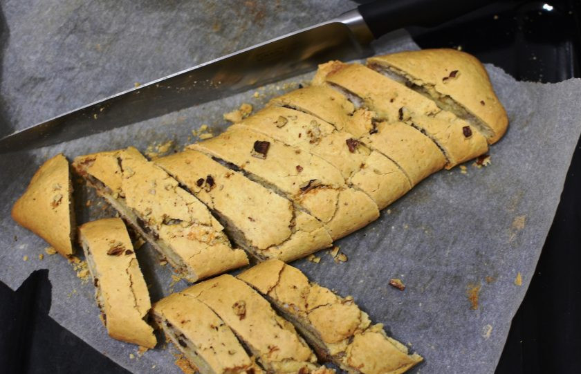 1. Этап. Хрустящий рулет с безе и орехами: Теплый рулет нарежьте на кусочки толщиной в два пальца.