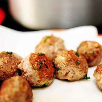 1. Этап. Спагетти с фрикадельками: Выкладываем готовые фрикадельки на салфетки.